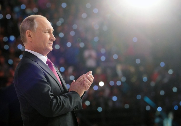 Image: Russsian President Vladimir Putin attends a forum of Russian volunteers in Moscow