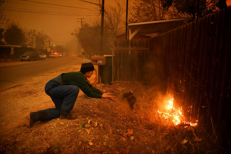 Image: Ventura County Thomas Fire Forces Thousands to Evacuate