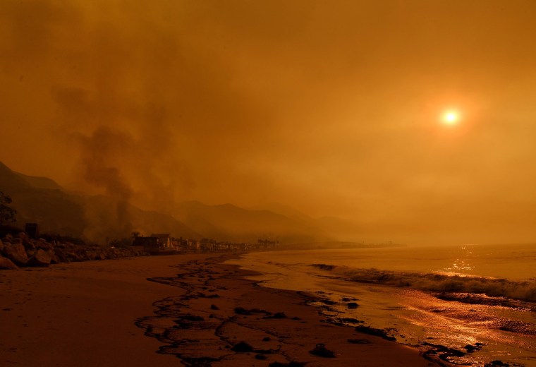 Image: TOPSHOT-US-WEATHER-FIRES-CALIFORNIA
