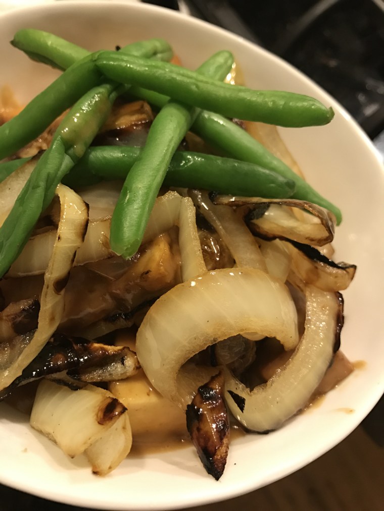 Green beans and onions as a side to salmon