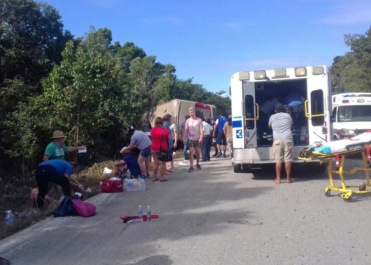 Image: Eleven tourist die in a traffic accident in Mexico