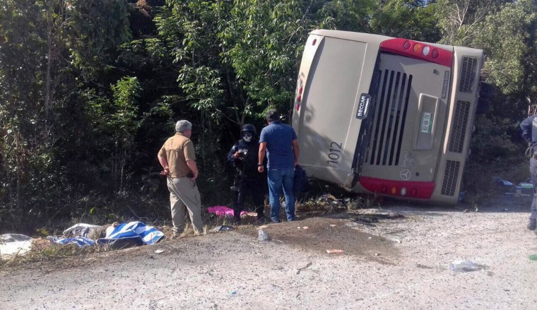 Image: Eleven tourist die in a traffic accident in Mexico