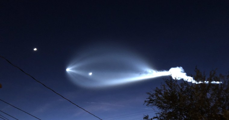 Image: SpaceX launch of Iridium satellites seen over Los Angeles