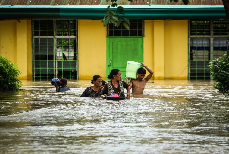 Image: Residents evacuate to a safer place in Kabacan in the Philippines