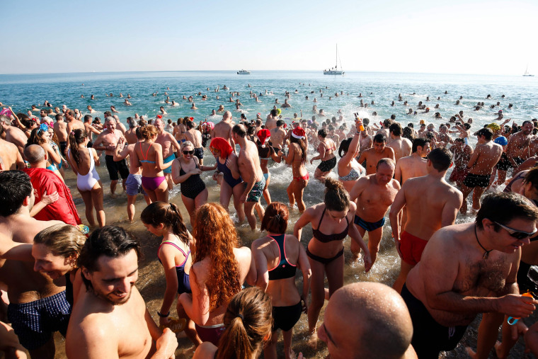 Image: SPAIN-SWIMMING-NEW-YEAR-CELEBRATIONS
