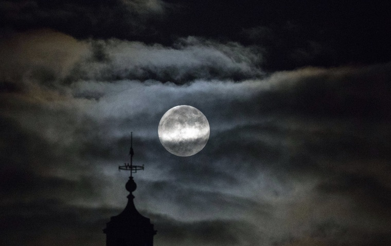 Image: Supermoon in London