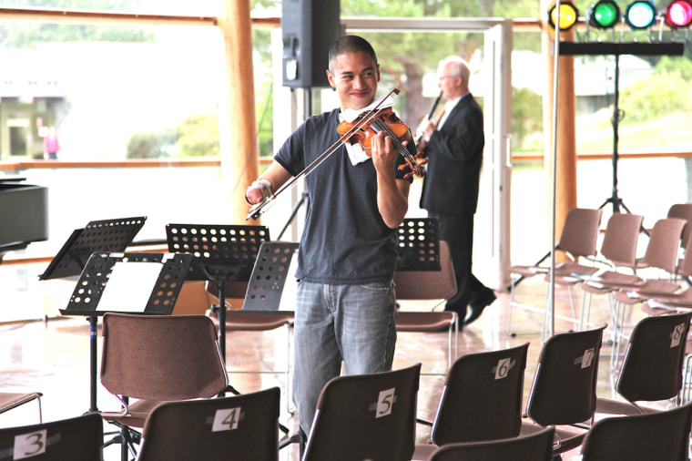 Adrian Anantawan playing the violin.
