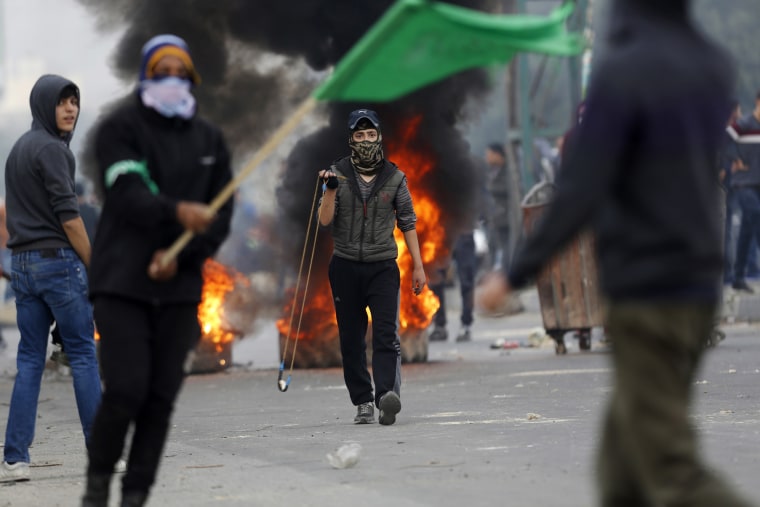 Image: Palestinians clash with Israeli troops