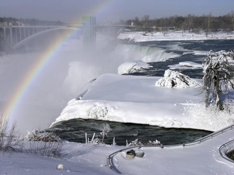 Image: A rainbow appears over Niagara Falls