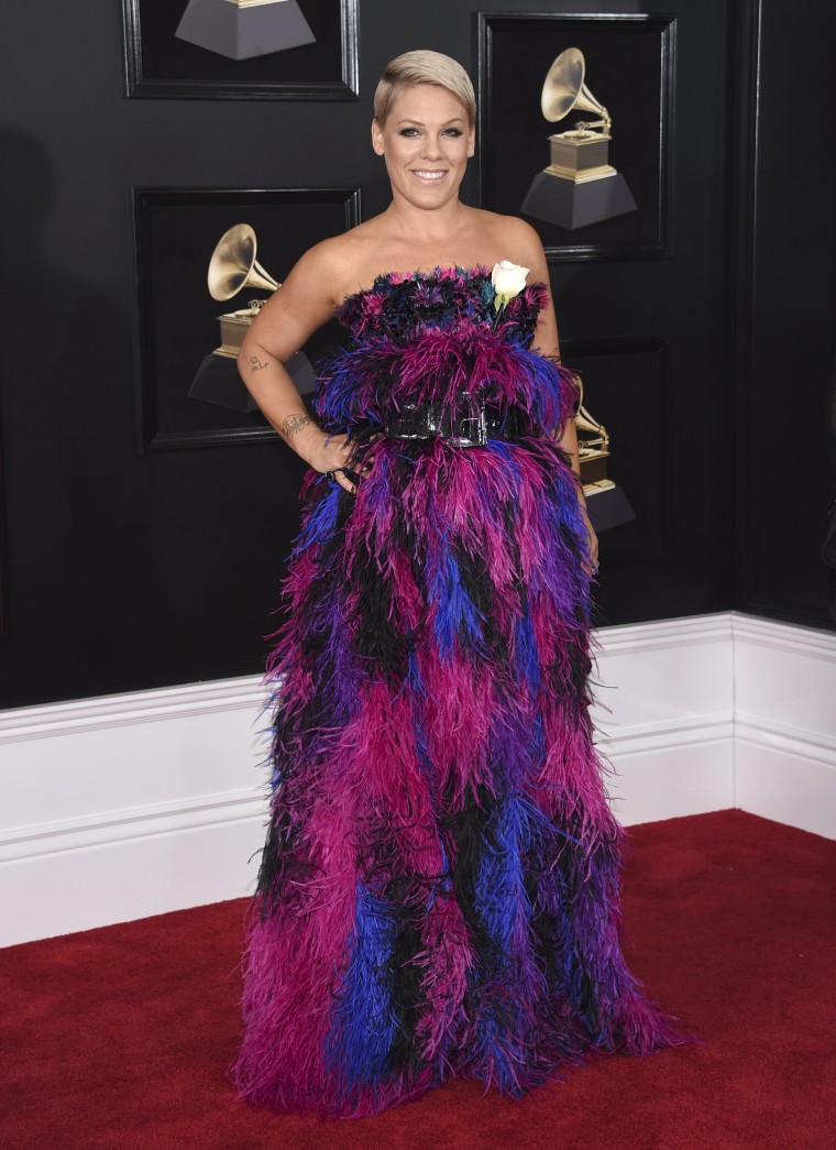 PHOTO  Best and Worst Dressed at the Grammys: Bombshell Neckline