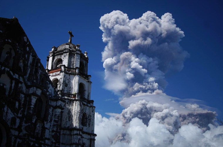 Image: A huge column of ash shoots up to the sky during the eruption of Mayon volcano