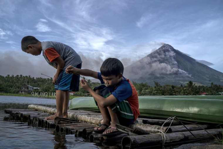 Image: Erupting Mayon volcano