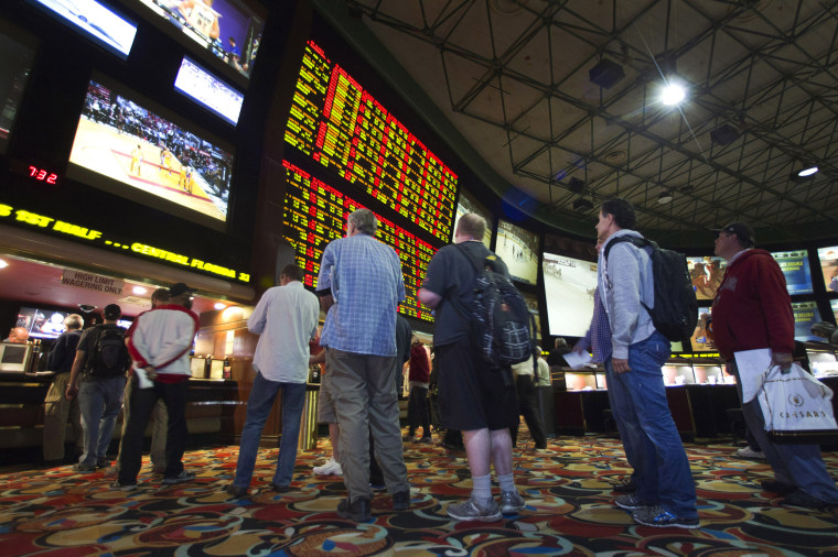 Image: People wait in line to place bets after Super Bowl XLVIII in Las Vegas