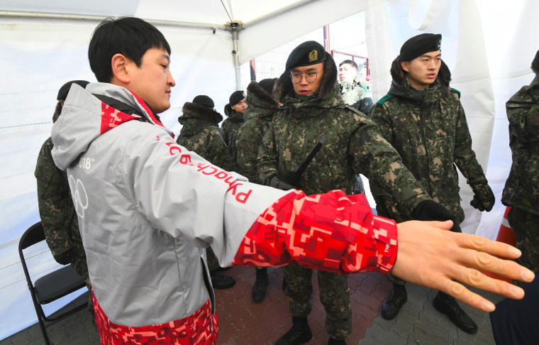 Image: South Korean soldiers replaced security guards that showed symptoms of the norovirus