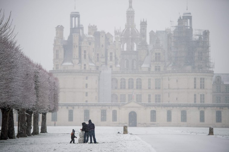Vistors build a snowman at the Ch?teau de Chambord on Feb. 6.