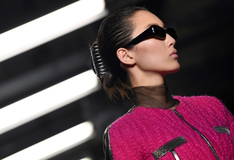 '90s hair accessories at NYFW: Claw clip, zigzag headband