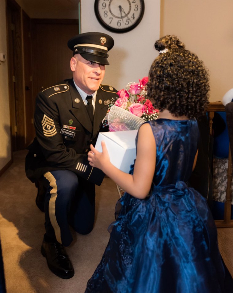 Soldier takes daughter of fallen serviceman to school dance