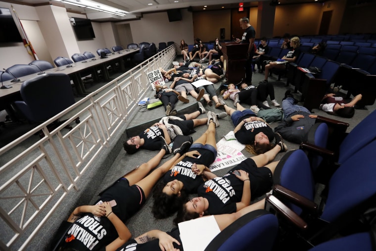 Image: Seventeen students from Marjory Stoneman Douglas High School lie down on the floor in silence and pray