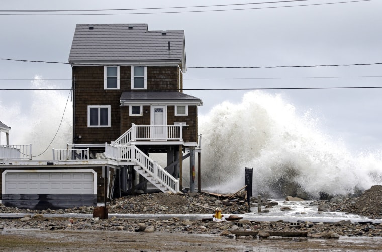 Image: A house continues to get pummeled by high surf