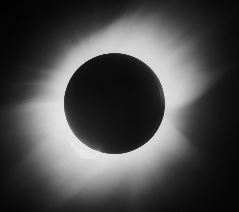 ImageL Total solar eclipse, 29 May 1919.