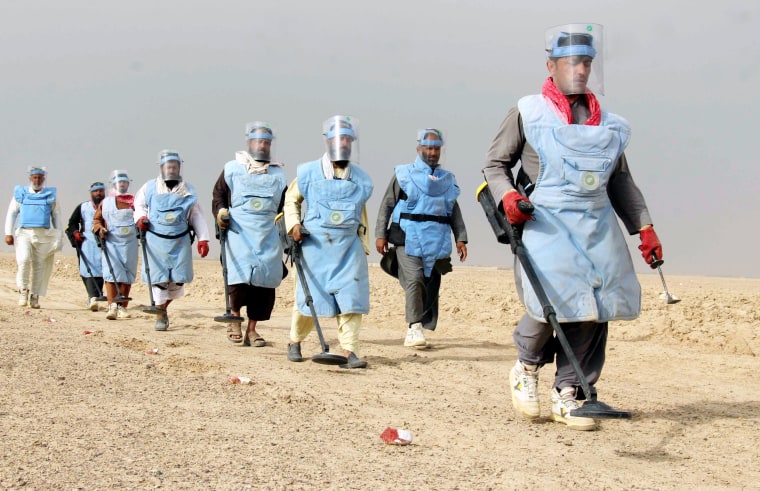 Image: Afghan workers prepare to search for landmines in Kandahar