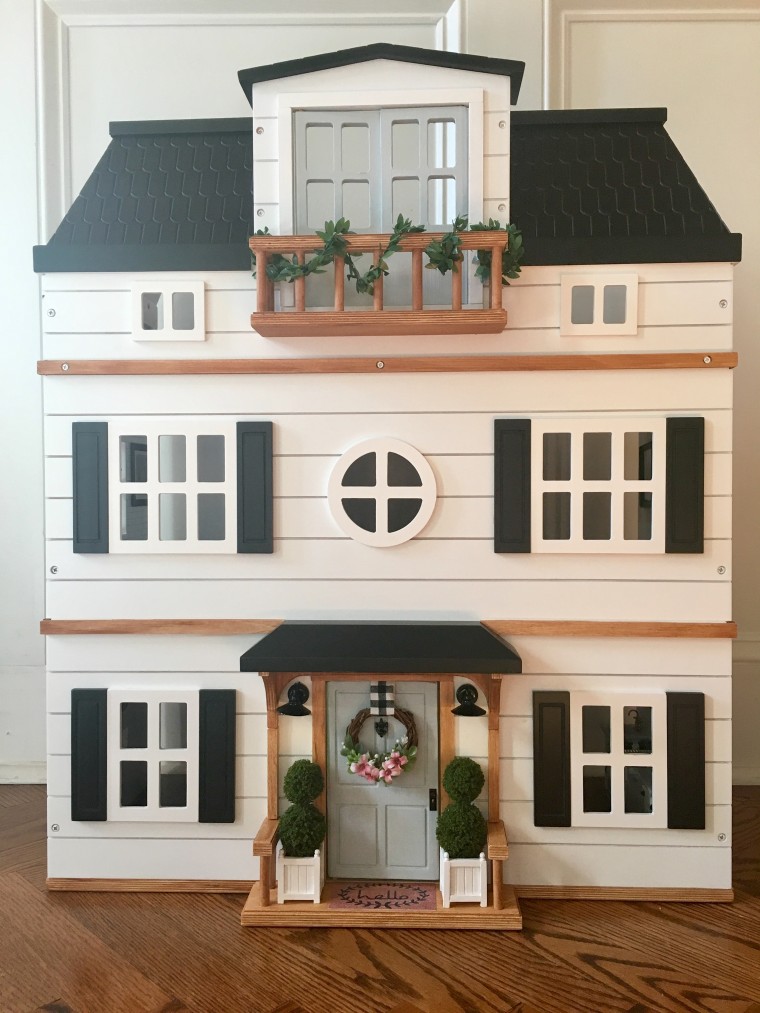 Woman creates amazing Fixer Upper inspired dollhouse