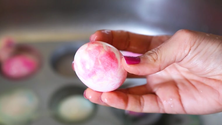 How to decorate Easter eggs using shaving cream