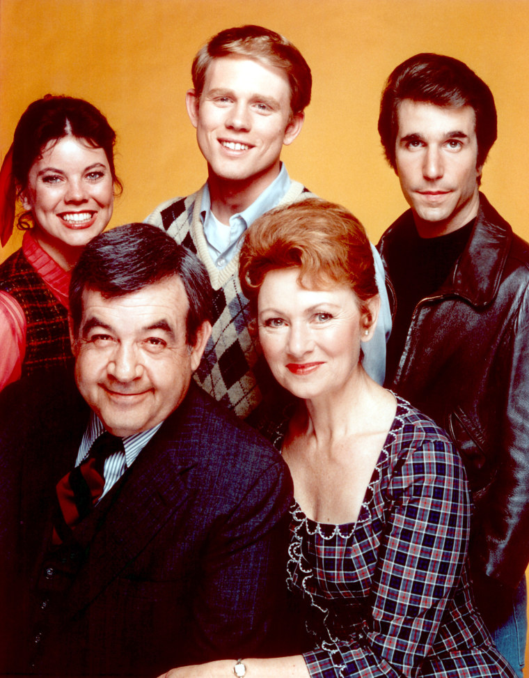 HAPPY DAYS, (Back L-R), Erin Moran, Ron Howard, Henry Winkler, (Front), Tom Bosley, Marion Ross, 197