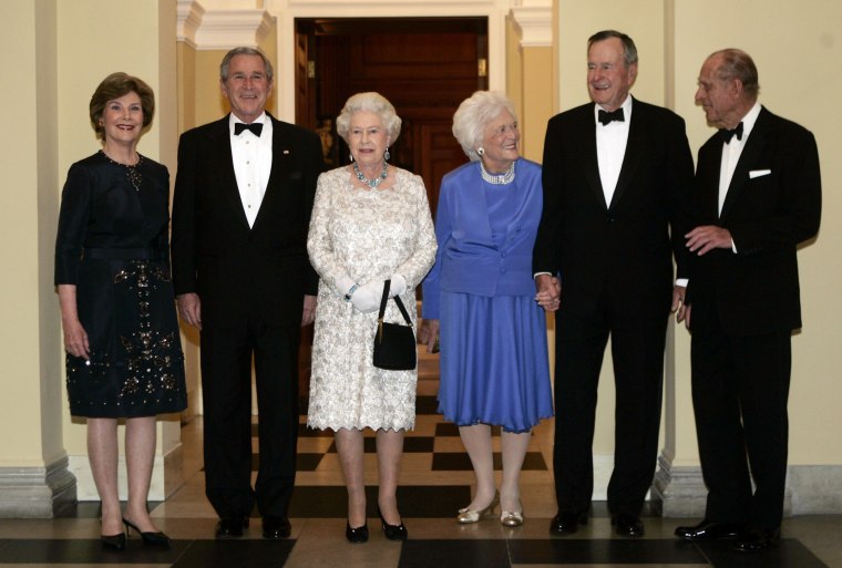 Image: George W. Bush, Queen Elizabeth II, Laura Bush, Barbara Bush, George H.W. Bush, Prince Philip