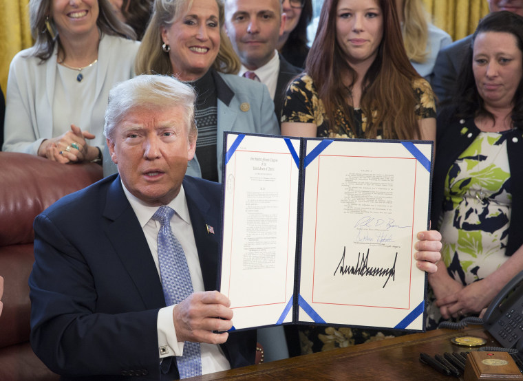 Image: Donald Trump signs the 'Allow States and Victims to Fight Online Sex Trafficking Act of 2017'