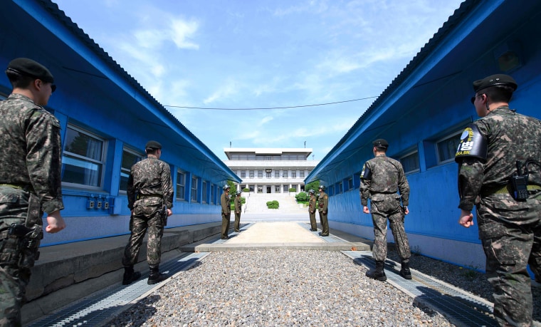 Image: TOPSHOT-SKOREA-NKOREA-POLITICS-SUMMIT