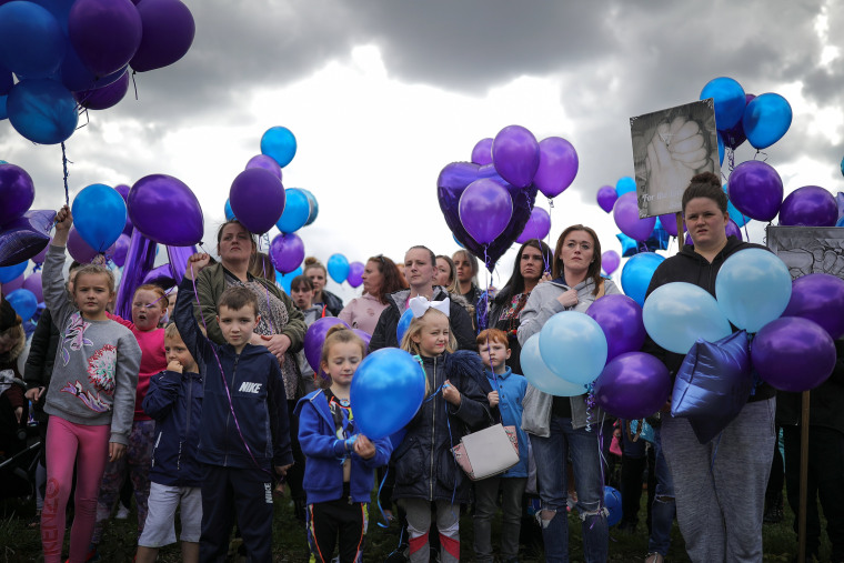 Image: People prepare to release balloons in memory of Alfie Evans outside Alder Hey Hospital after the terminally ill 23-month-old died on April 28, 2018 in Liverpool, England.