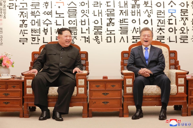 Image: Kim Jong Un and Moon Jae-in on April 27, 2018