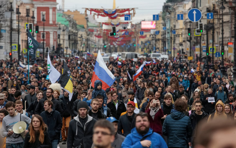 Image: Opposition supporters march in a rally in St. Petersburg