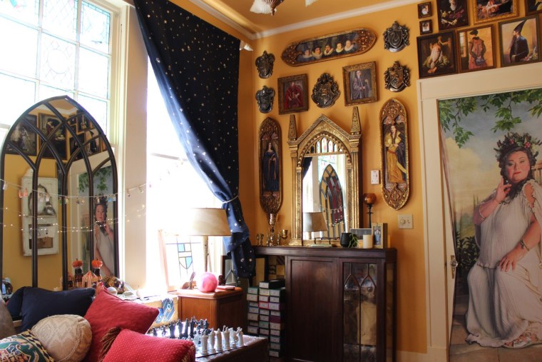 This couple created their own 'Harry Potter' reading room, and it's magical