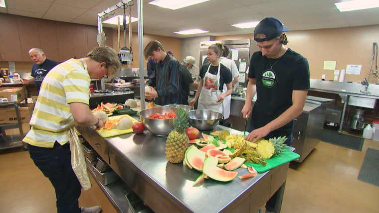 Image: Lincoln High School students prepare meals for homeless youth