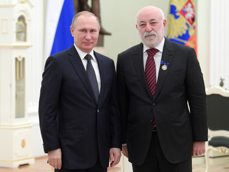 Image: Russian President Vladimir Putin with Renova CEO  Viktor Vekselberg