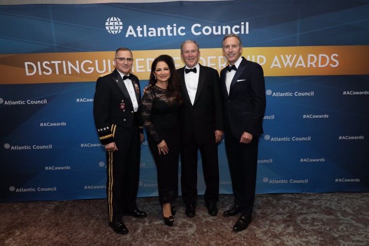 Cuban-American singer Gloria Estefan, with Gen. Curtis Scaparotti, former Pres. George W. Bush and Starbucks founder Howard Schultz, all 2018 Atlantic Council Awards honorees, at ceremony in Washington, D.C. on May 10, 2018. 