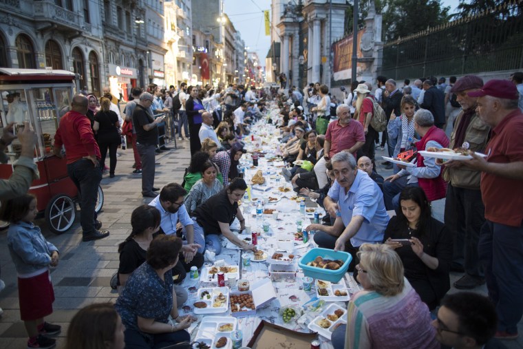 Image: A group breaks their fast on the first day of Ramadan in Istanbul