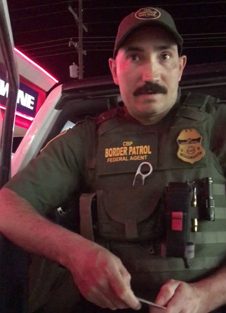 Image: Border patrol agent detains two US citizens speaking Spanish