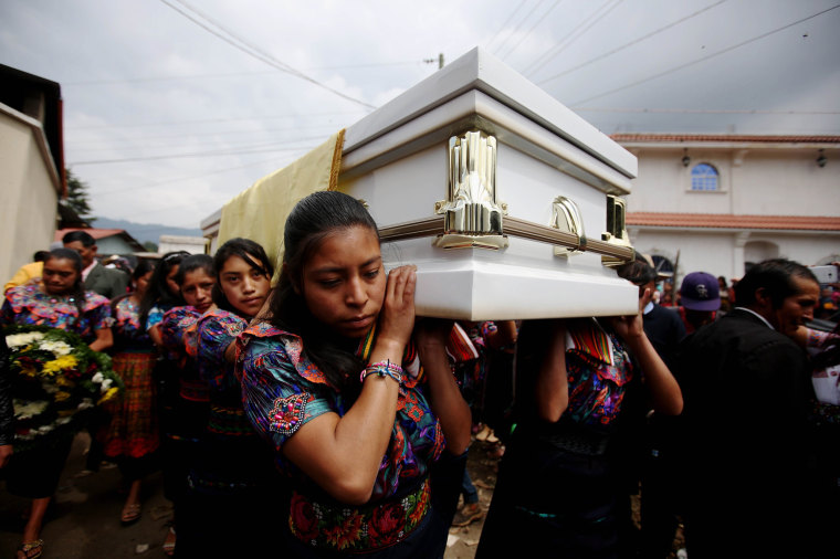 Image: A group of women carry the coffin of Claudia Gomez Gonzalez