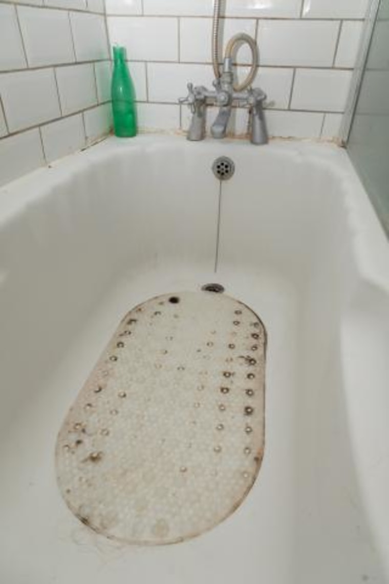 Rusty bathtub, bathroom remodel, bathtub remodel, fix bathtub 