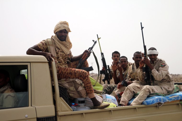 Image: Yemeni forces and Saudi-led coalition send reinforcements toward Hodeidah port