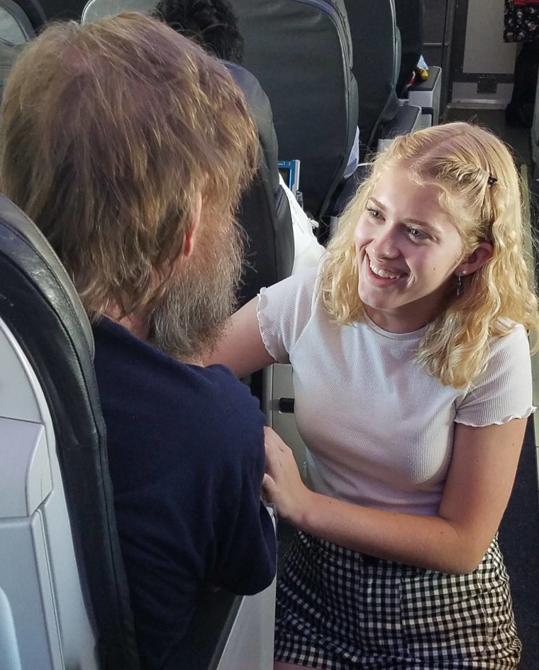 Teen uses sign language to help blind, deaf man on Alaskan Airlines flight