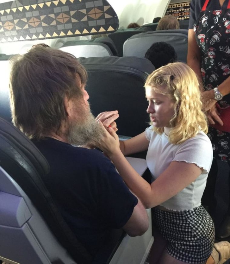 Teen uses sign language to help blind, deaf man on Alaskan Airlines flight