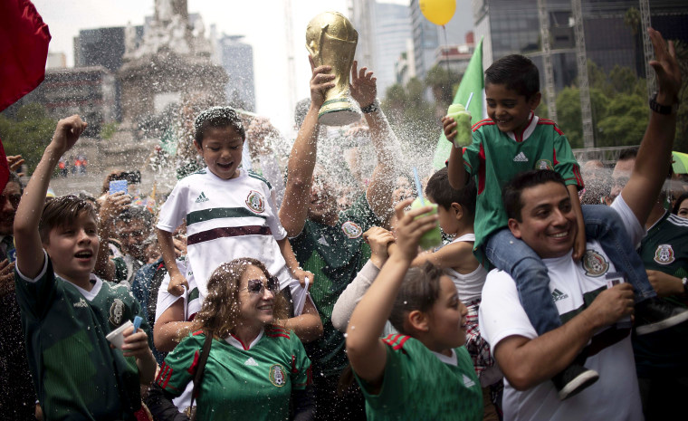 Image: MEXICO-FBL-WC-2018-KOR-MEX-SUPPORTERS