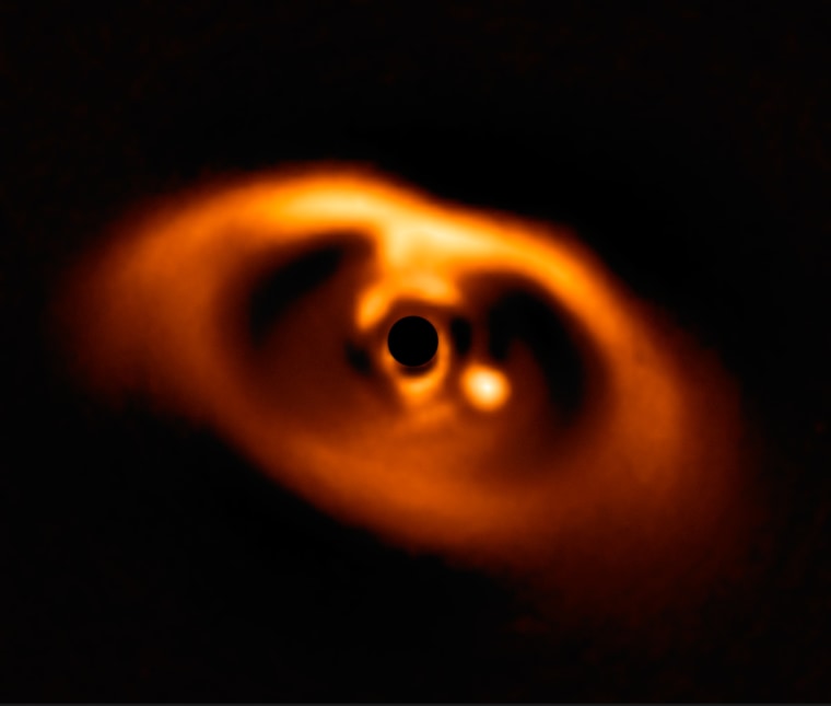 Image: First clear image of a planet caught in the very act of formation around the dwarf star PDS 70