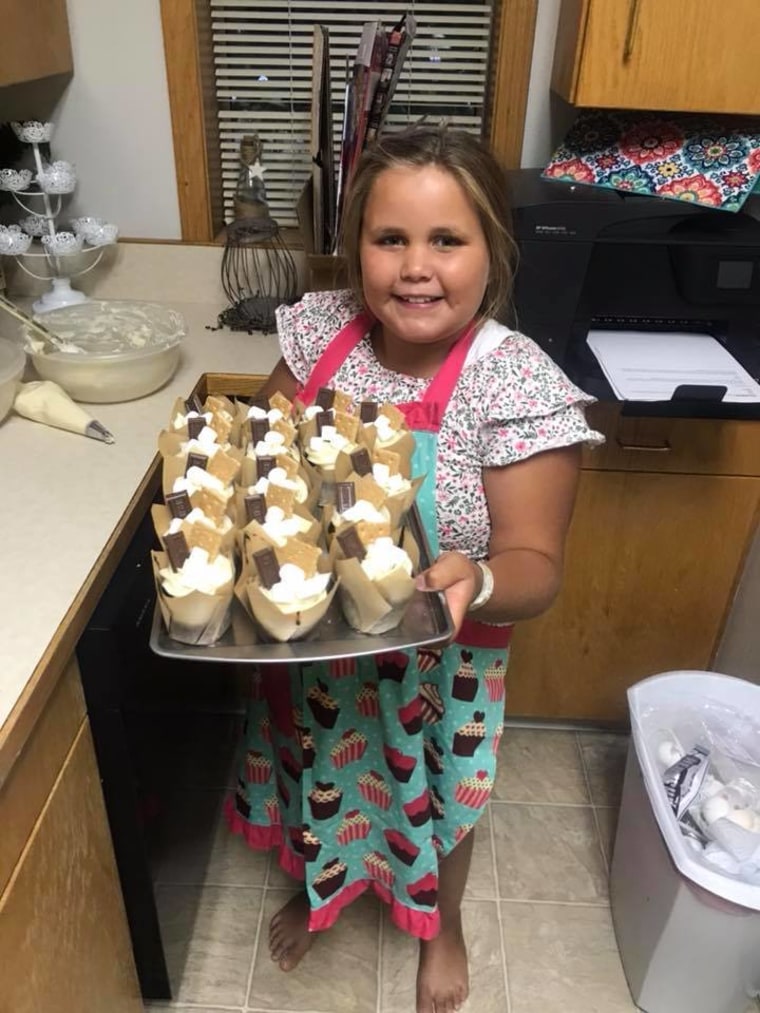 9-year-old's cupcake stand raises money for homeless