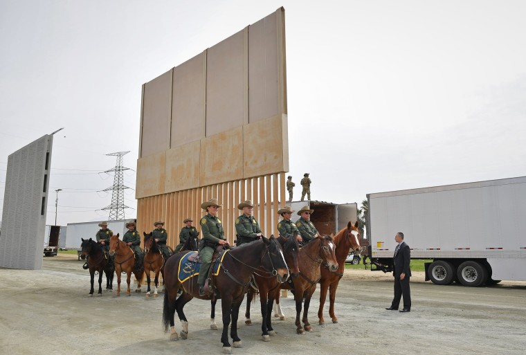 Image: Mounted Border Patrol agents