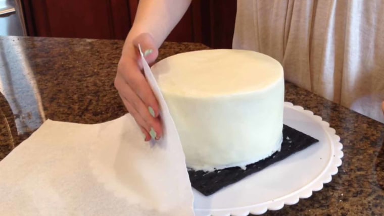 How to frost a cake perfectly with a paper towel